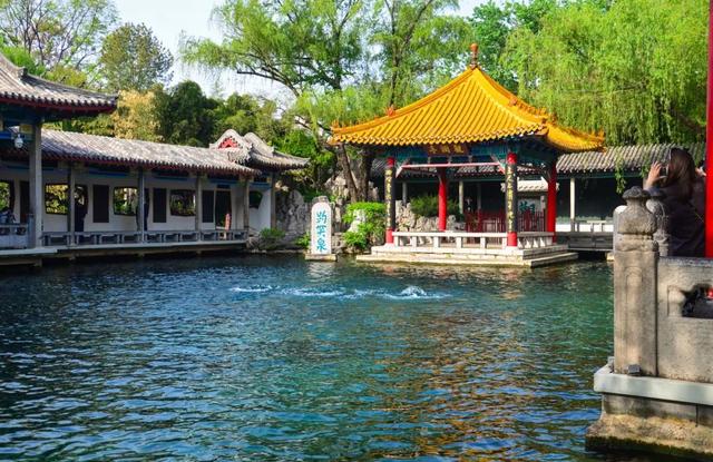 济南趵突泉放大招！“水涌若轮”奇观霸气回归，网友：这泼天的流量接稳了~