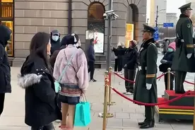 大反转！央视军事发声后，挑衅站岗哨兵女子身份被查，果然不简单图片