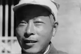 成都军区两位副政委，军衔大不相同，其中一位被钦定为上将图片