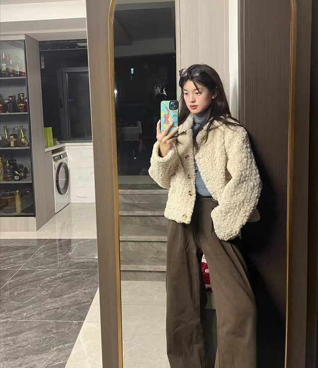 买了条咖色裤子，怎么穿才不土？这几种穿法都好看到尖叫！