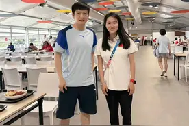 樊振东和陈若琳食堂合影，食堂是个大家都会去的地方图片