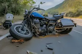 我骑摩托车摔得最厉害的一次，侧翻连人带车在路上滑行了十几米图片