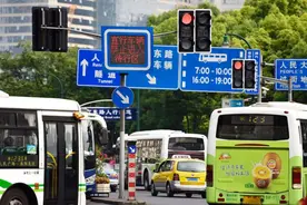 不小心闯红灯别后退，交警教你正确方法：不罚款也不会被扣分图片