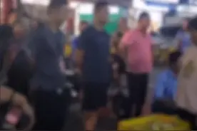 老人街边摆摊被收4000元摊位费，村委：外包公司收的，他们无权插手图片