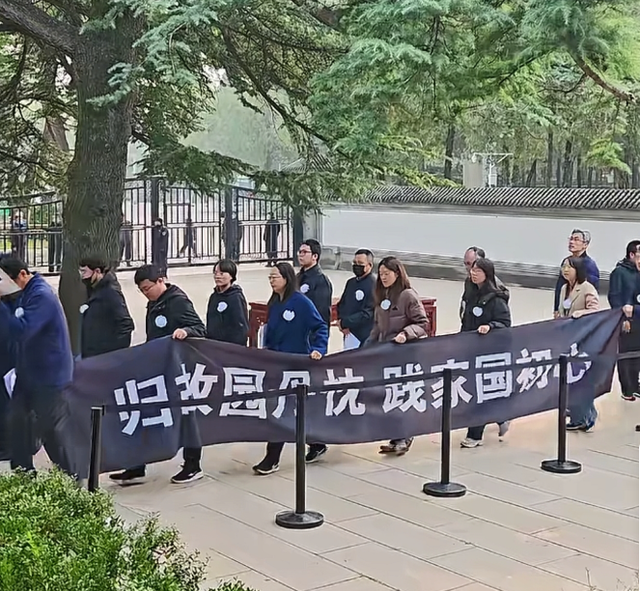 杨振宁身覆国旗	，翁帆站首位，次子杨光宇露面，重量级好友也到场