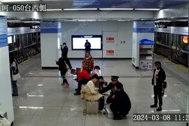 轨道正能量丨孕妇地铁车厢内晕倒，接下来的一幕让人感动!图片