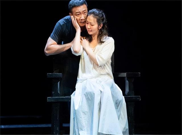 原来他们是夫妻，《归队》他又火了，和老婆因戏生情儿女双全