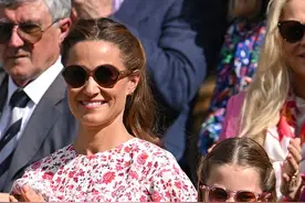 夏洛特小公主看温网和小姨互动太有爱！穿波点裙戴墨镜，又酷又美图片