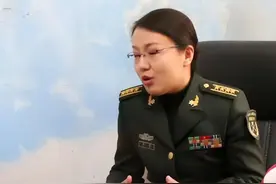 回答：军中女神李莉大校、侯昂妤大校，您更欣赏谁！图片