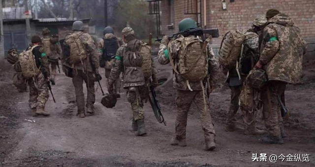 乌军突击代价惨重！精锐反攻遇俄铜墙铁壁，大量装备报废损失惊人