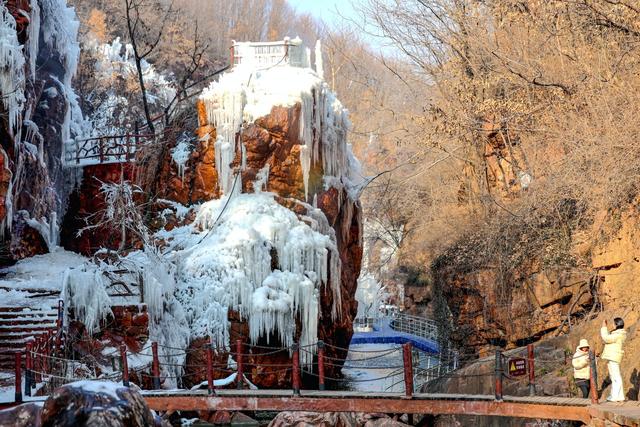 冬日限定！新密伏羲山冰挂奇观上线，山间幻化琉璃冰雪世界