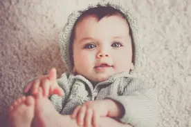 家长把孩子举高后，重重摔在地上，求大家别再跟孩子玩这个游戏了图片