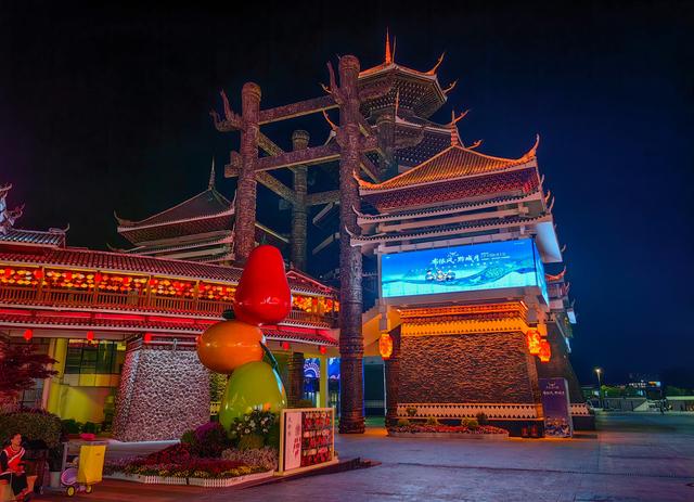 贵州贵阳：灯火映飞檐 夜景醉游人