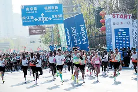 海尔·2025青岛马拉松举行 任刚张惠出席并为赛事开跑发令图片