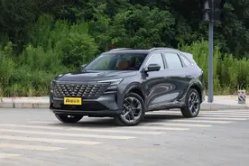 新车 | 前排三联屏/搭新蓝鲸1.5T+8AT，长安第四代CS75 PLUS正式发布图片