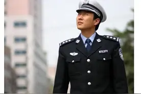 曾火爆全网的谭警官，因抑郁辞职，52岁再穿“警服”让人泪目！图片