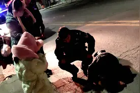 七旬醉酒老人摔倒路边 保康警民联手送医救治图片