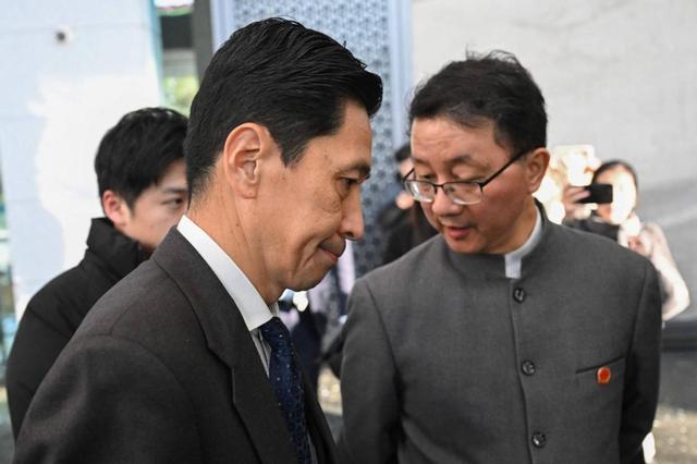 日本要求中国解释双手插兜！中方果断回应：现场大多数是日本媒体