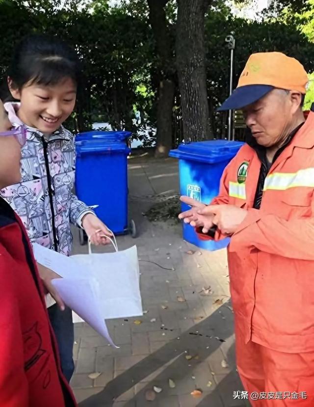 就地办事，小套套乱扔”，小树林成野战地，环卫工多次亲眼目睹！