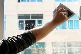 清水擦玻璃“越擦越脏”？教你8个小妙招，干净透亮不粘灰！图片