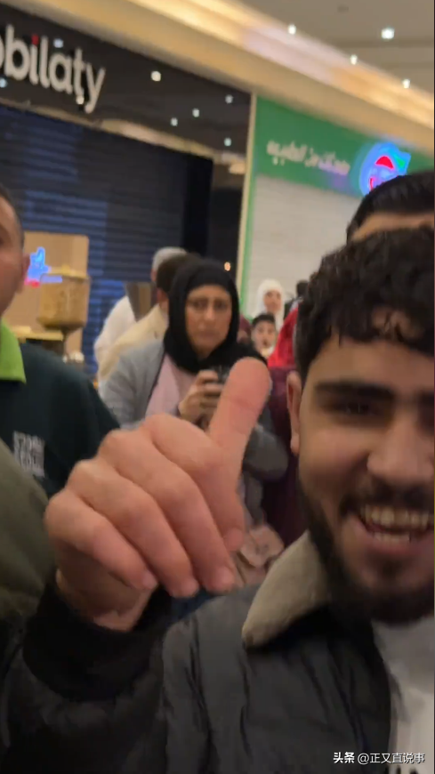 威武！俩中国女生埃及游，与当地5人互殴	，完胜后获围观者竖拇指