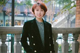 奥运冠军郭跃：被开除后，转型金融很成功，退役后长发很漂亮图片