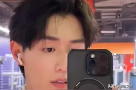 后续来了，男子等公交时突然被陌生女子直接抱住，男子长得很帅气图片