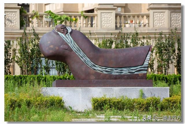 在大连陵水湾打造出的“海纳百川”国际雕塑景观带