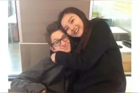 白人男性光明正大寻找宋祖儿，晒大量亲密照片，搂腰抱腿姿势暧昧图片