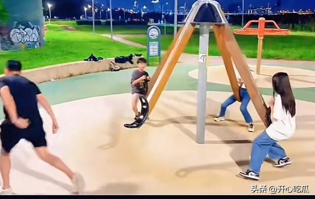 小玥玥和小箖箖街头骑车散步，爸爸推姐弟俩荡秋千，玩得太开心了