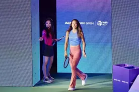 郑钦文穿紧身裤引起热议，好看是好看，网友却表示：羞耻感满满？图片