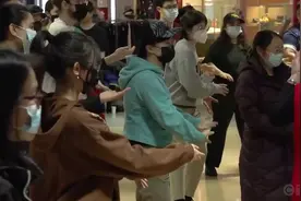 大温华人房东怒了 聚集街头抗议!2.3w户断电 油价再涨!图片