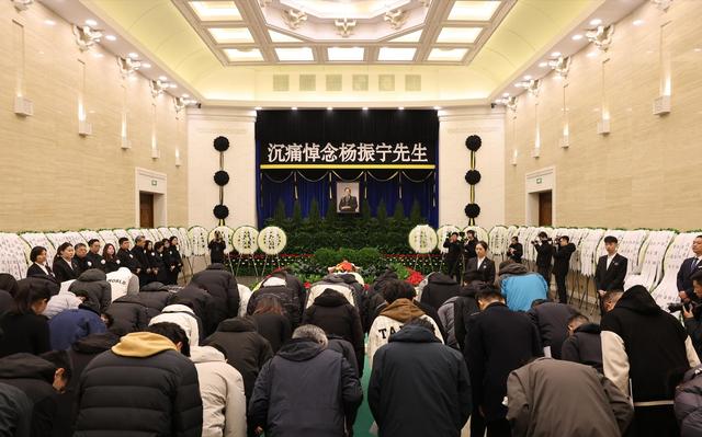 杨振宁葬礼：高规格，盖国旗，疑孙子捧遗像！翁帆首露面神情哀伤