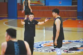 从球场“指挥官”到“菜鸟”教练 十年来，唯一不变的是对总冠军的渴求——记者专访新疆男篮主教练刘炜图片