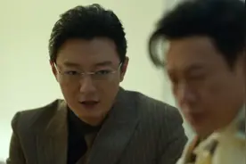 《狂飙》：高启盛10年赚了8000万，为何却一直没有结婚？唐小虎：你看他对风情万种的大嫂抱的什么想法！图片