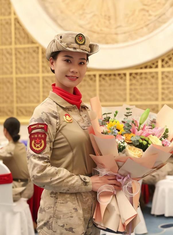 女民兵李思颖阅兵结束后，收到211录取通知书，还是双第一学霸