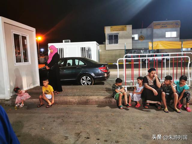 送完最后一件衣服，我们离开了摩洛哥