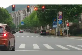 为什么很多人等红灯一直踩着刹车？内行人告诉你，这才是老司机图片