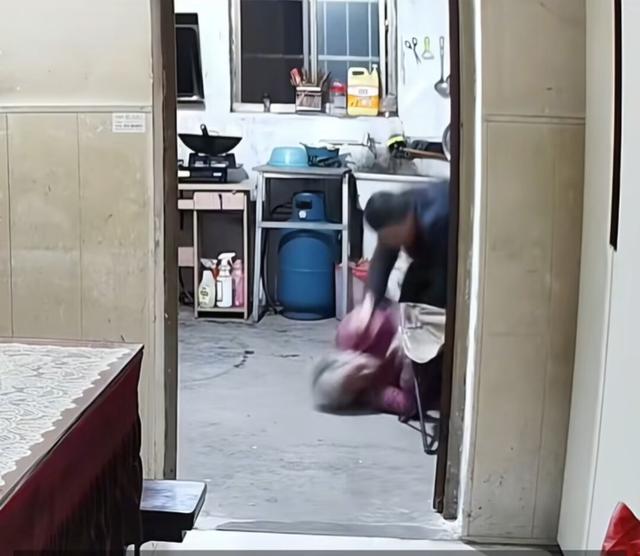 母亲被儿子暴打后续：男子身份被扒、高清正面照流出，悬针纹明显