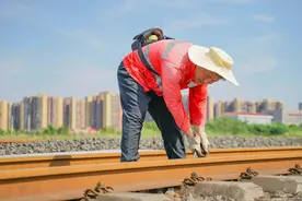 钢轨也会“中暑”！重庆铁路人40℃高温“趁热”巡检图片