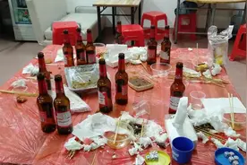客人聚餐离开后的包厢一片狼藉，老板称不知从哪里下手收拾图片