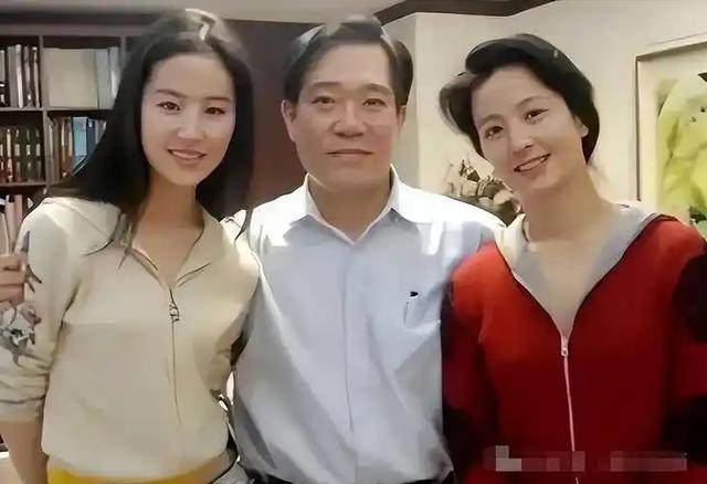 被干爹包养？与华为董事长搞地下情？刘亦菲的私生活谣言多离谱