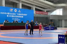 2025年内蒙古自治区青少年国际式摔跤锦标赛在锡林郭勒盟开赛图片