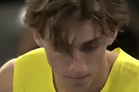 差点互殴，瑞典选手刚夺冠军，见女友遭队友搂抱，立刻拳击对方图片