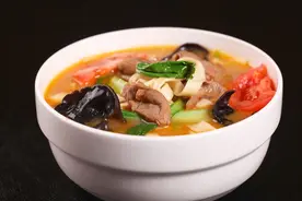 别管炖啥鱼，只放葱姜蒜是错的，多放5味调料，鲜嫩不柴真好吃！图片