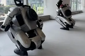 宇树科技机器人“亚洲蹲”充电，网友：不会“腿麻”吗？图片