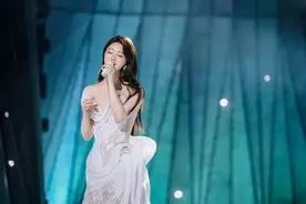 《歌手2025》第一期热播，单依纯《珠玉》走红，网友各种版本翻唱，单依纯“5G冲浪”评论→图片