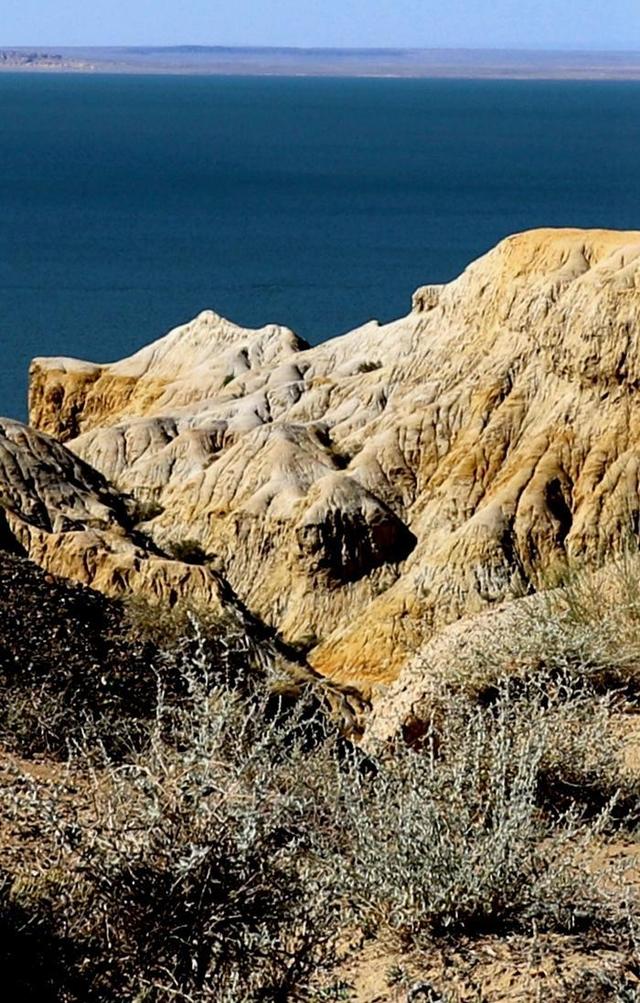 游新疆乌伦古湖海上魔鬼城