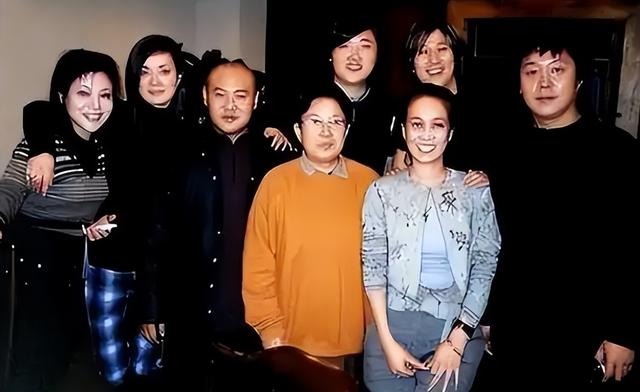 62岁毛阿敏与63岁董文华罕见同框！一个豪门守寡，一个风采依旧