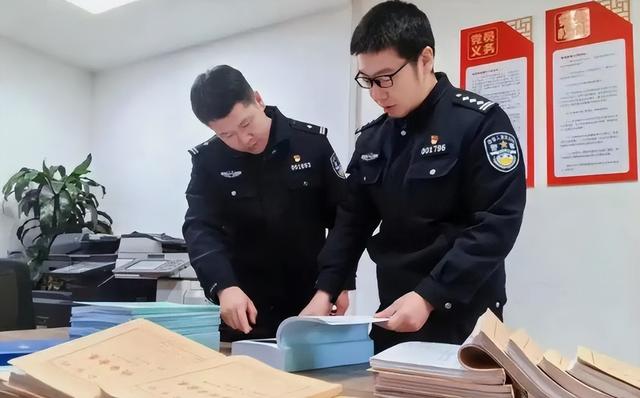 一个都跑不掉！华为600万年薪高管，带13人偷芯片，如今下场解气
